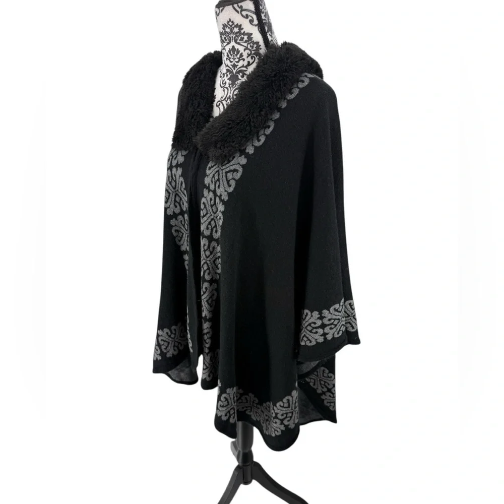 Jon & Anna New York Black Faux Fur Collar Jacquard Knit Poncho Cape Wrap OS